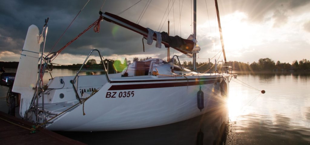 jacht-twister-800-mazury-port-zachód-słońca